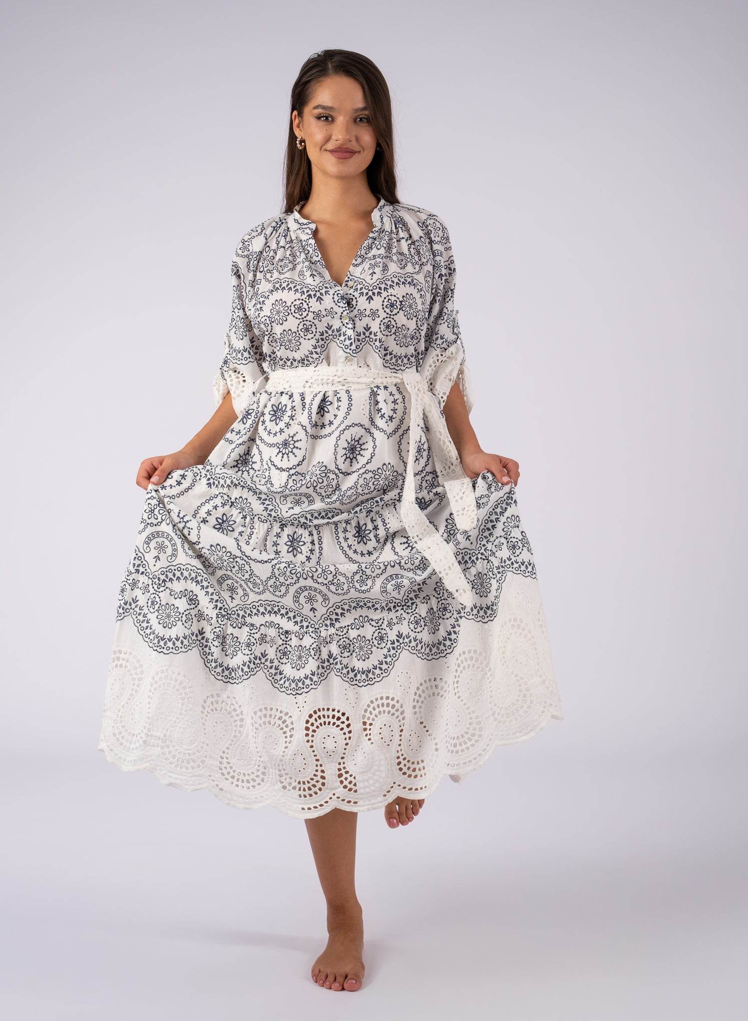 Rochie albă brodată cu inserții bleumarin - Rammi.ro
