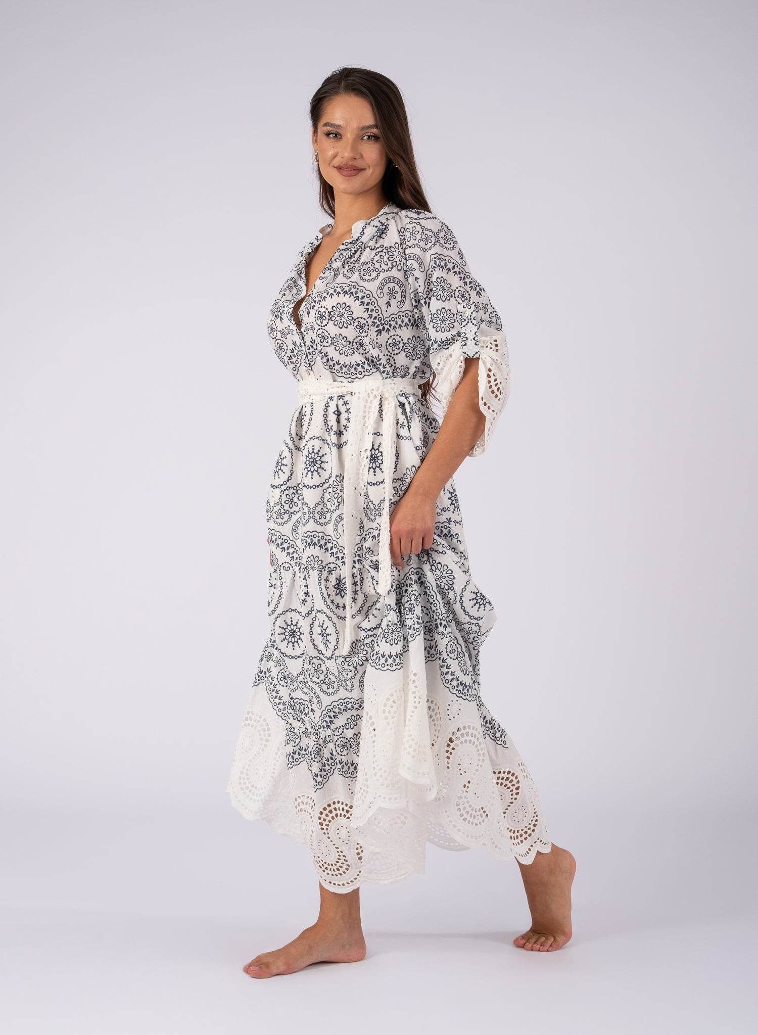 Rochie albă brodată cu inserții bleumarin - Rammi.ro