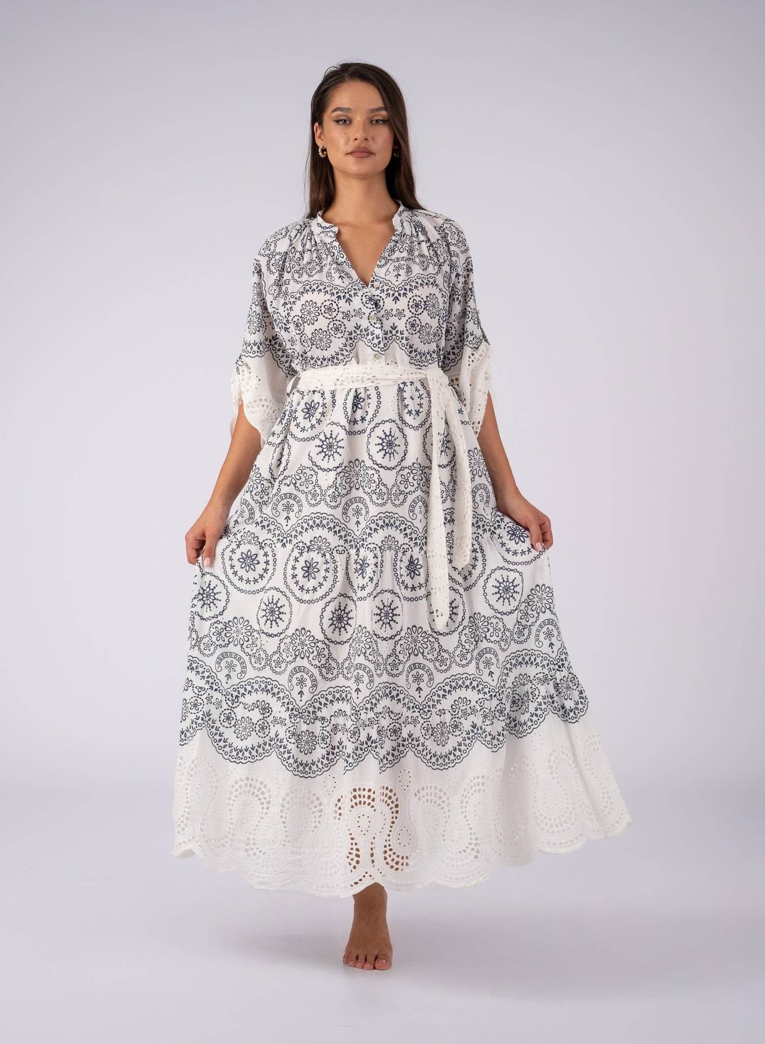 Rochie albă brodată cu inserții bleumarin - Rammi.ro