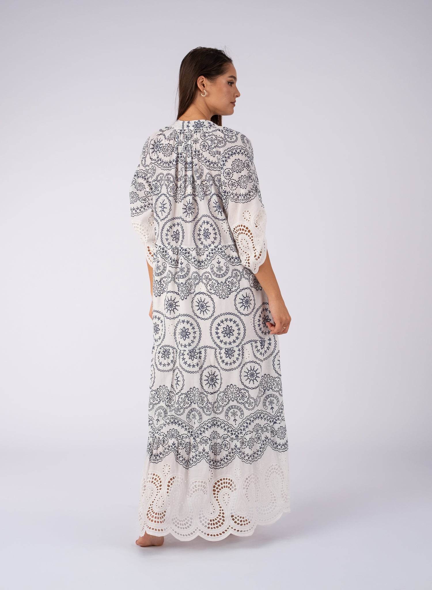 Rochie albă brodată cu inserții bleumarin - Rammi.ro