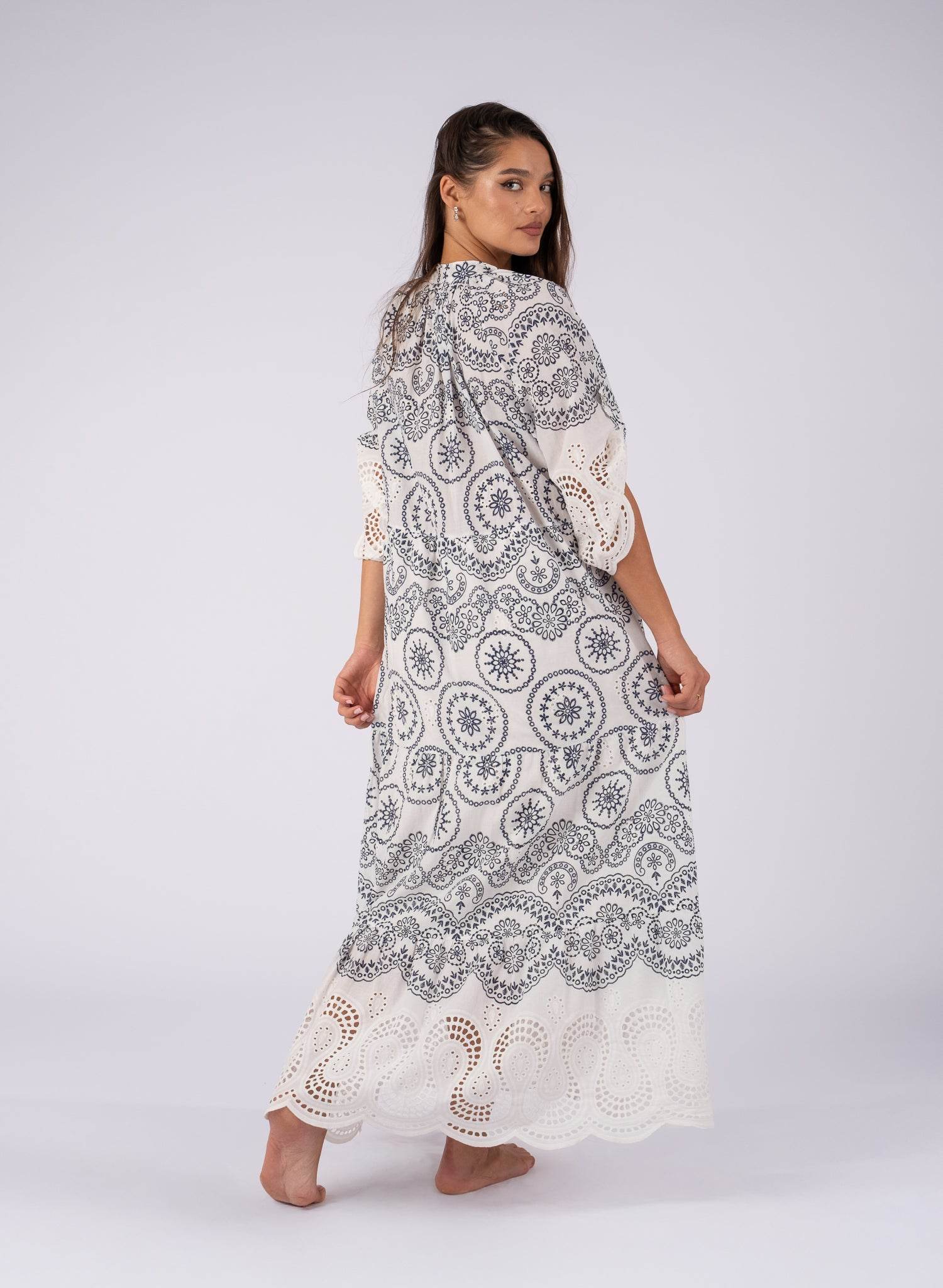 Rochie albă brodată cu inserții bleumarin - Rammi.ro
