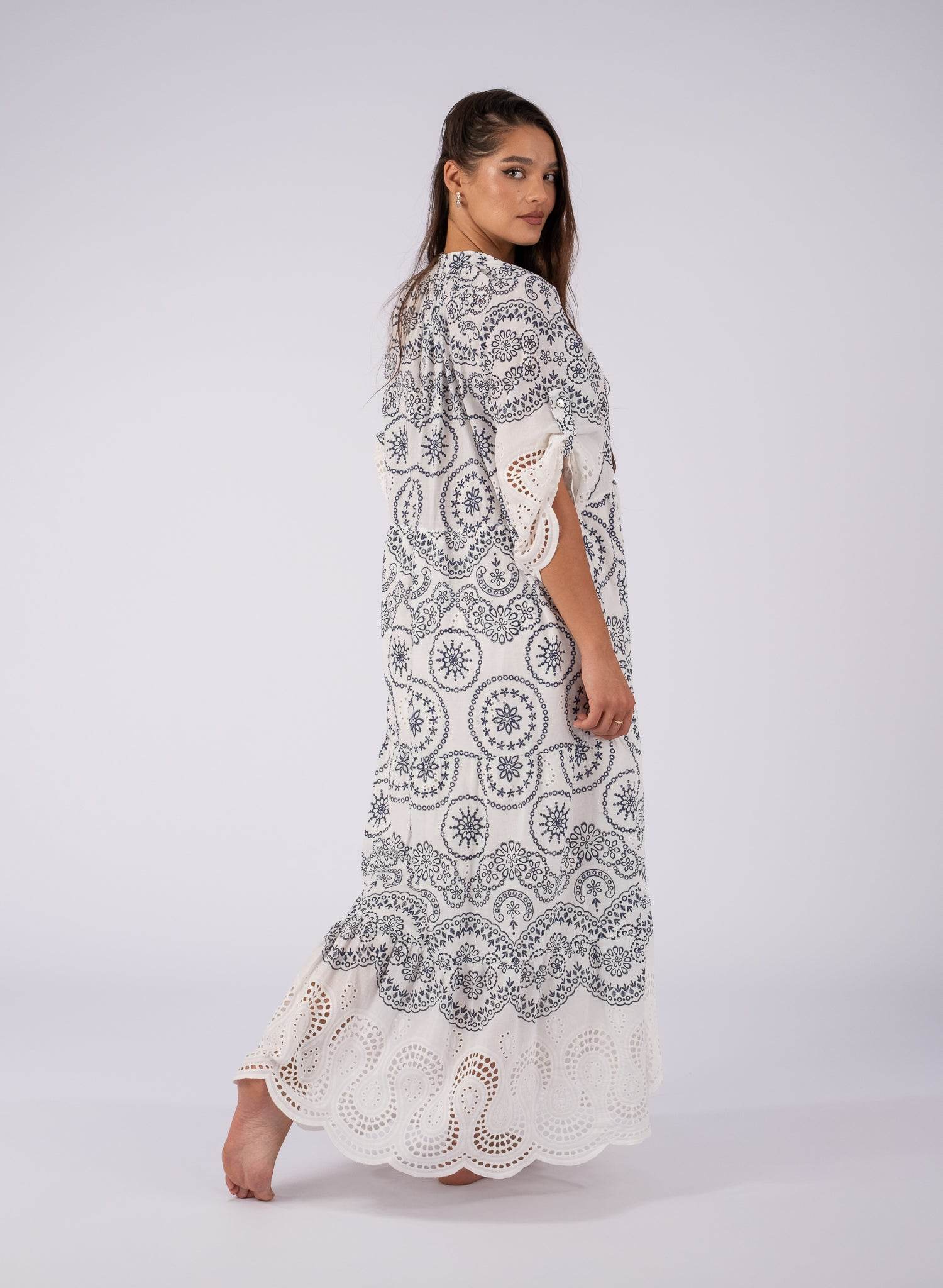 Rochie albă brodată cu inserții bleumarin - Rammi.ro