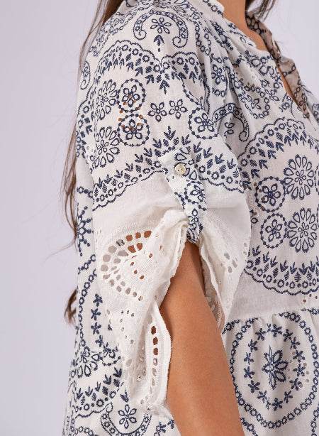 Rochie albă brodată cu inserții bleumarin - Rammi.ro