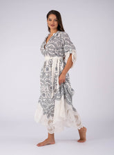 Rochie albă brodată cu inserții bleumarin - Rammi.ro