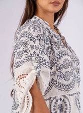 Rochie albă brodată cu inserții bleumarin - Rammi.ro